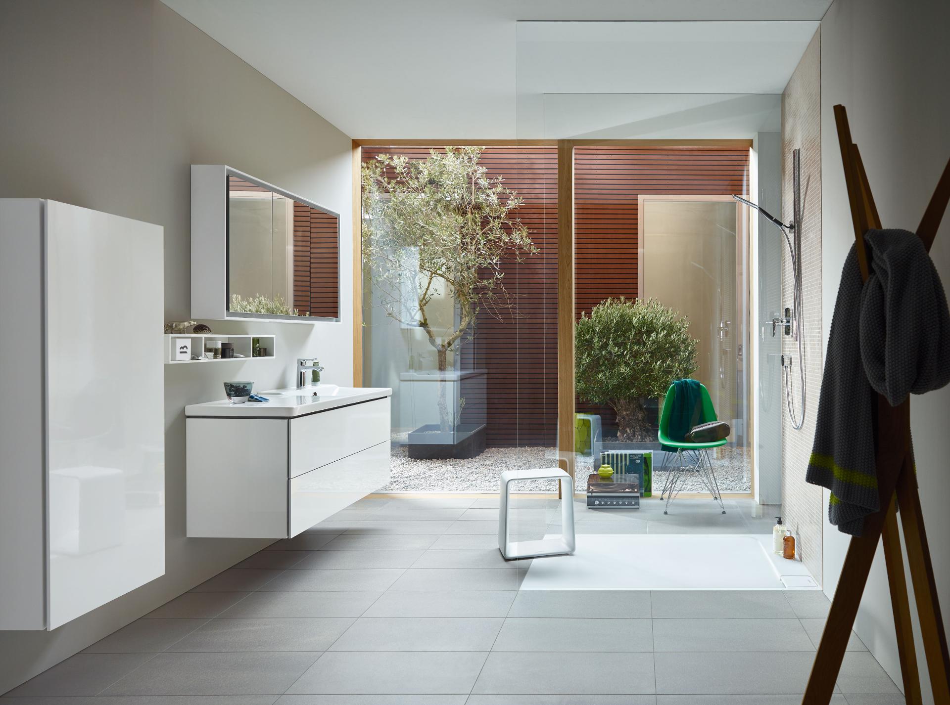 Badezimmer mit L-Cube Badmöbel in weiß