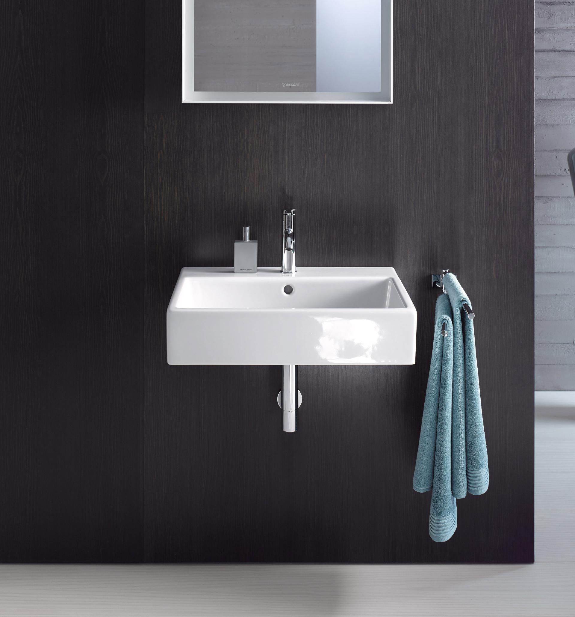 Vero Air washbasin Compact in front of dark wall
