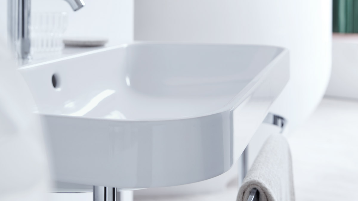 Washbasin with c-shaped edge

