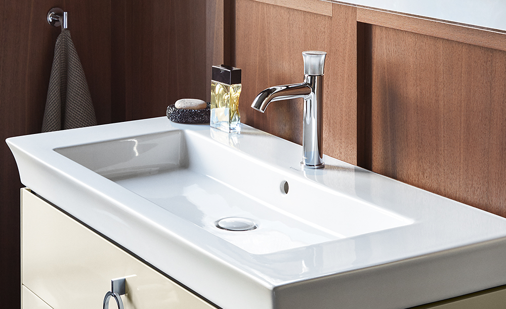 Washbasin with single lever faucet
