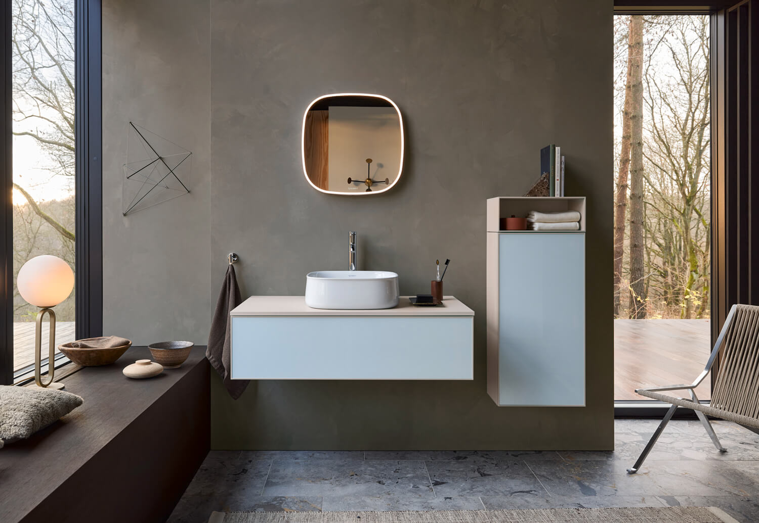 Lyst badeværelse med Zencha bordvask og spejl