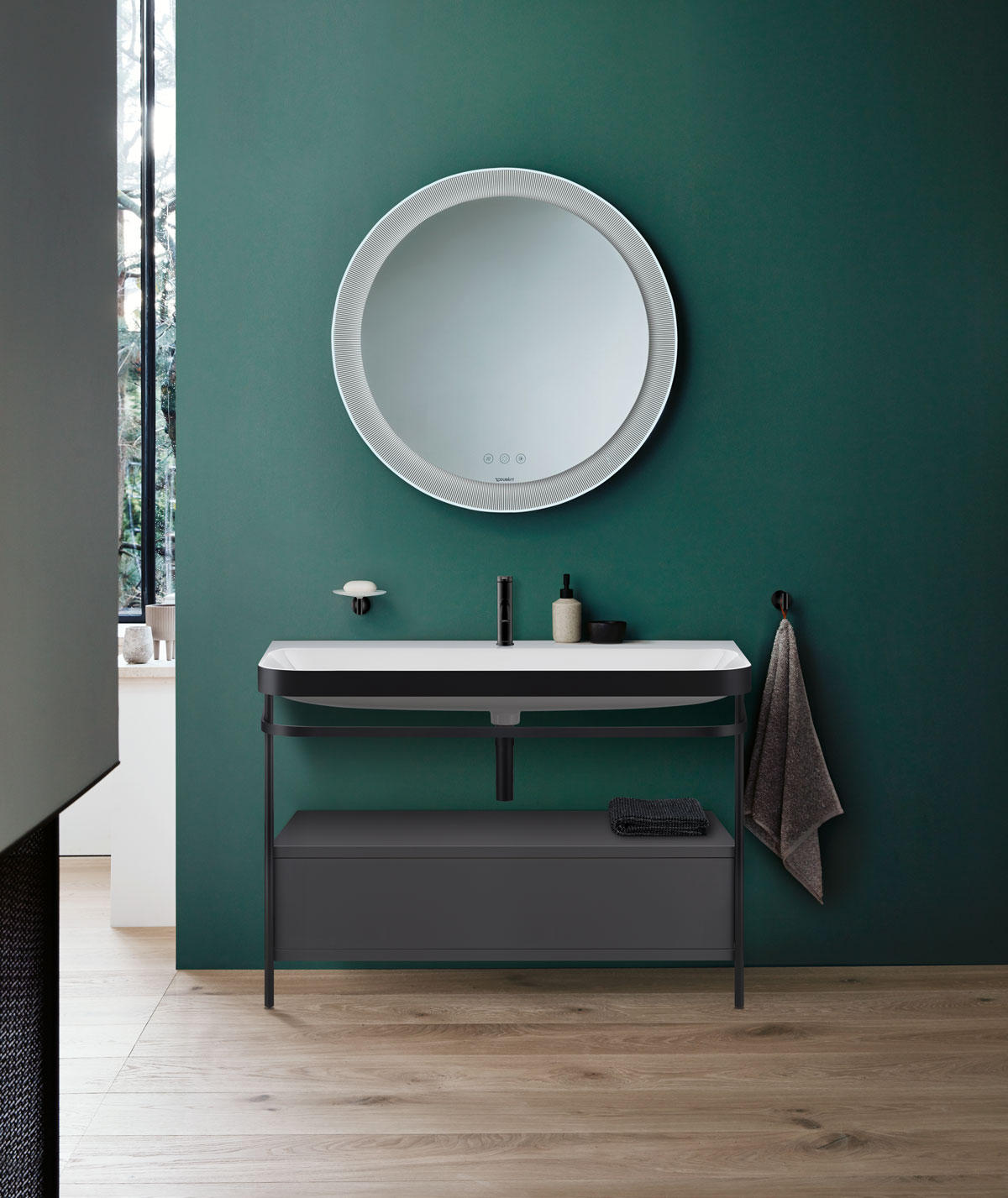 Furniture washbasin c-shaped under Happy D.2 Plus mirror
