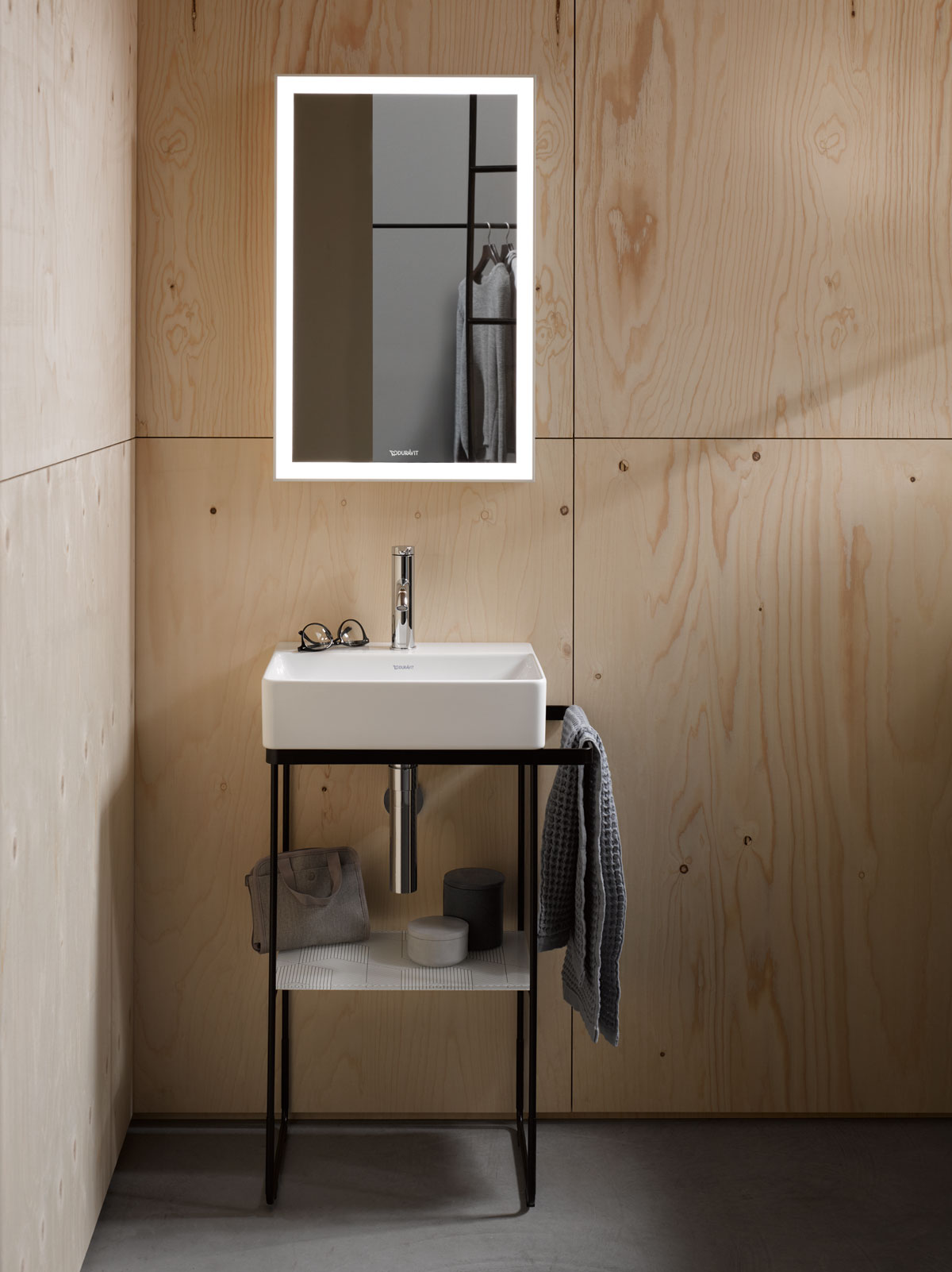Compact hand washbasin for small bathrooms

