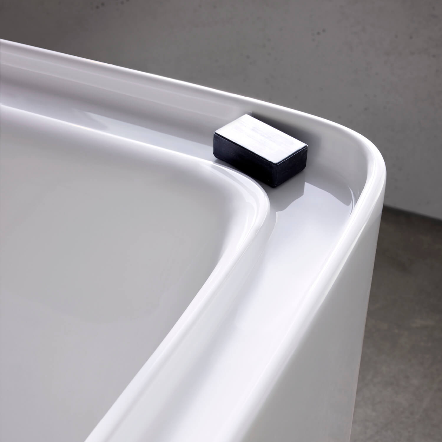 Bathtub with all-round sloping water channel
