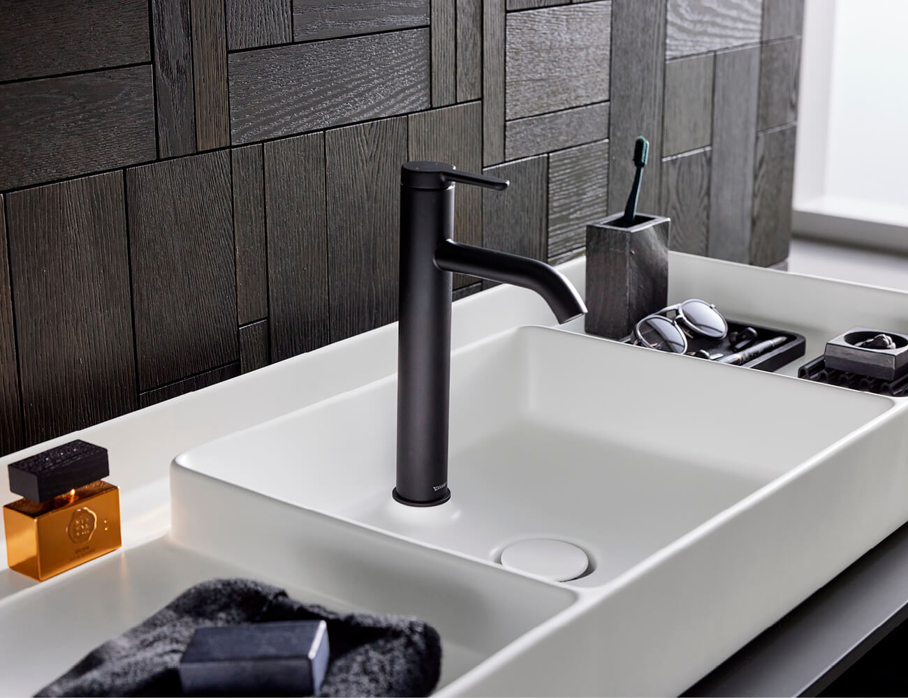 Bento Starck Box washbasin in combination with C.1 faucet in black
