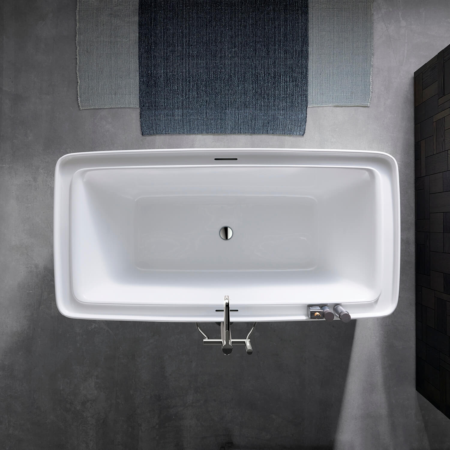 Bento Starck Box bathtub with enough space for two people
