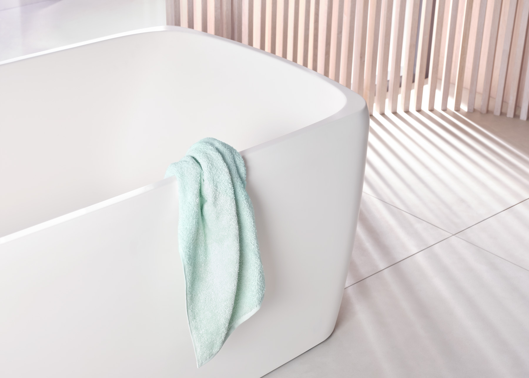Bathtub with DuroCast Plus mineral cast and pleasantly matt surface
