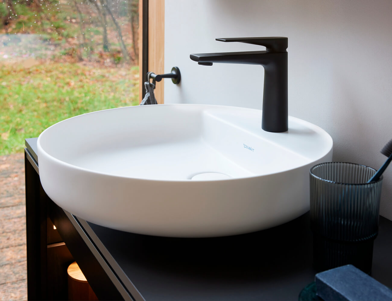 Vitrium countertop sink combined with Tulum faucet in matte black
