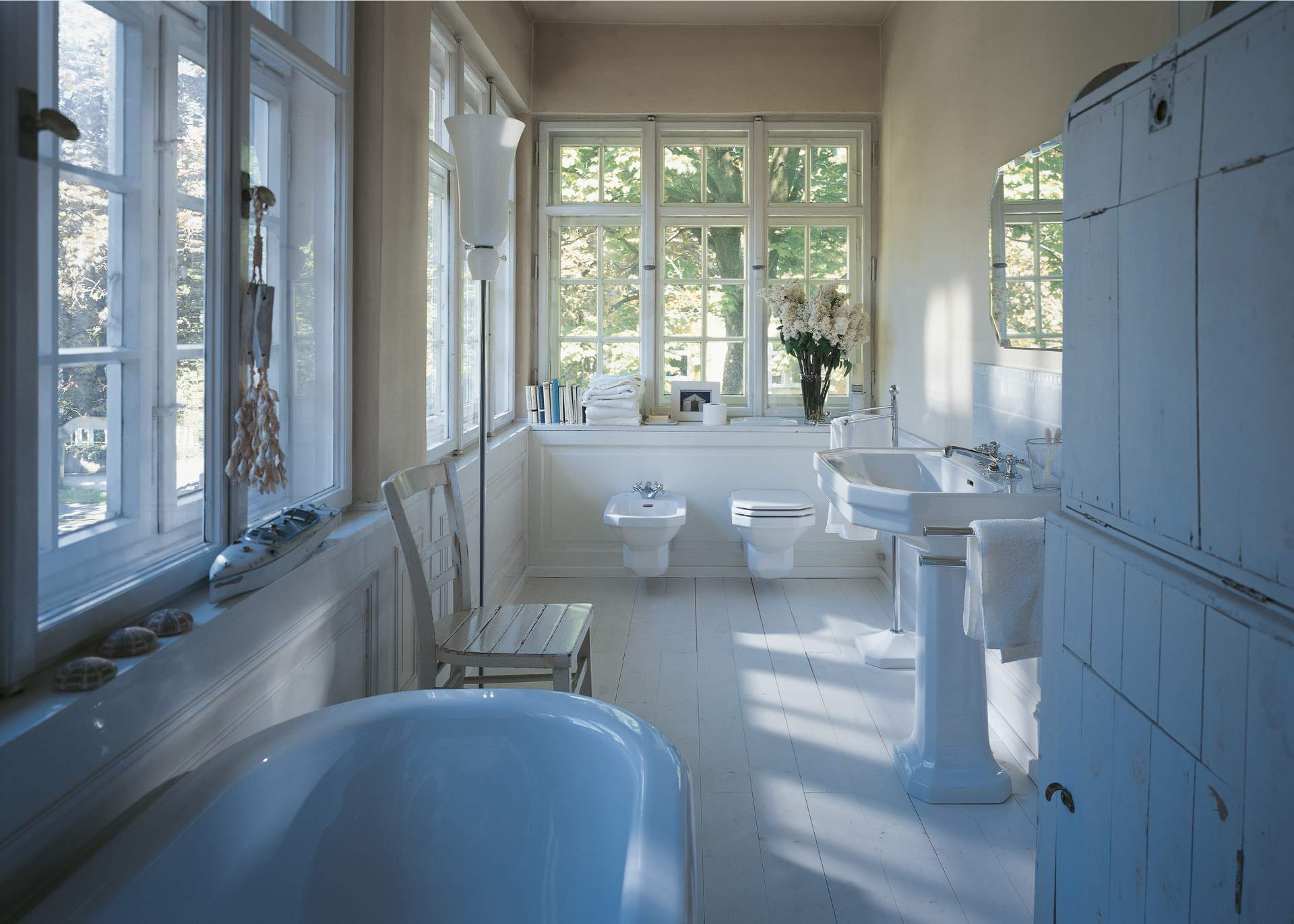 Salle de bains avec WC surélevé pour personnes à mobilité réduite