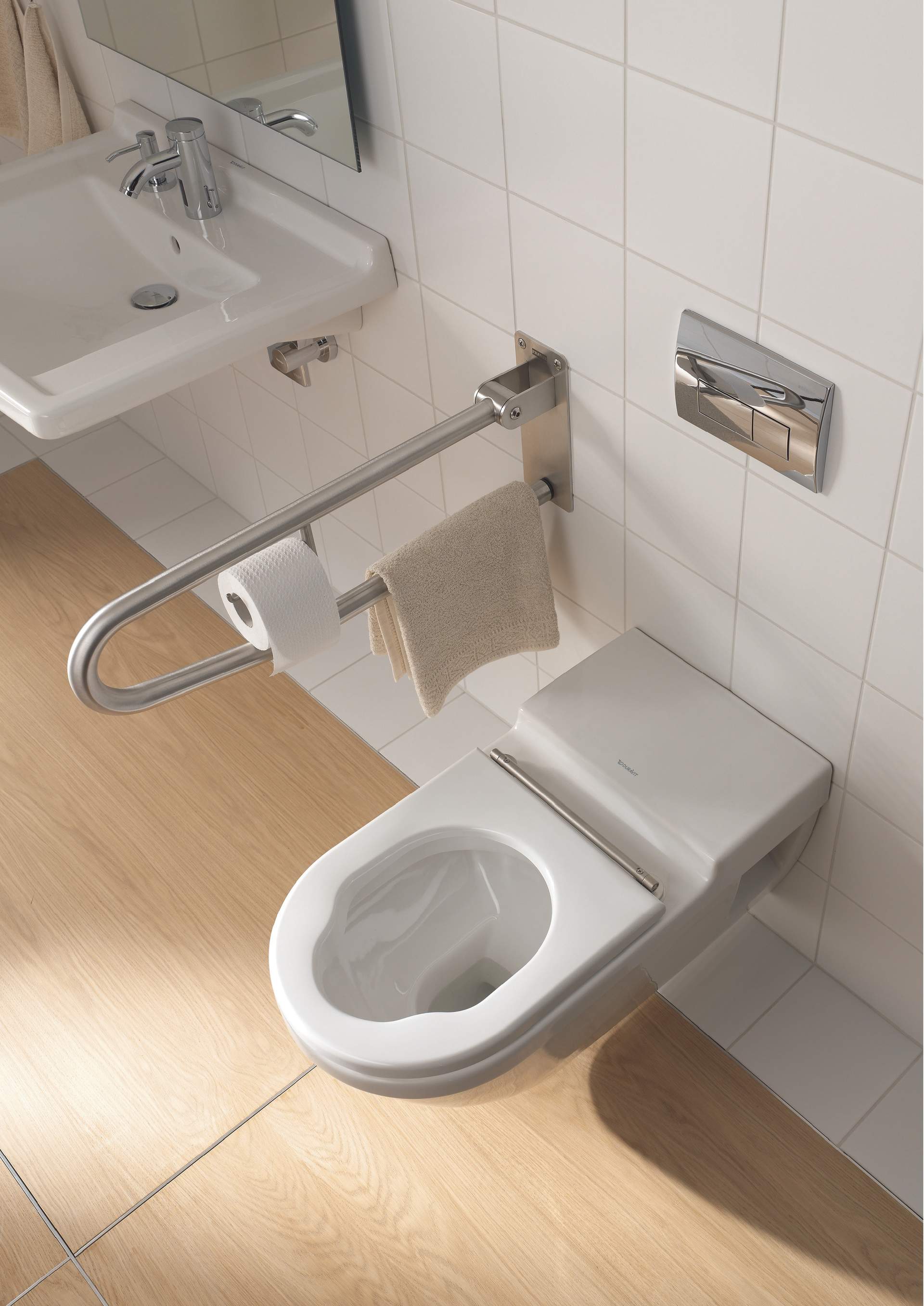 Salle de bains avec WC surélevé pour personnes à mobilité réduite